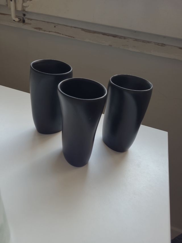 jarrones negros