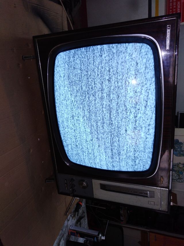 Televisor blanco. y negro