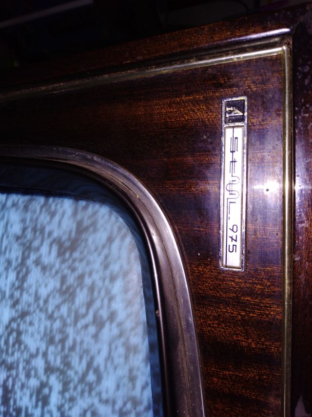 Televisor blanco. y negro