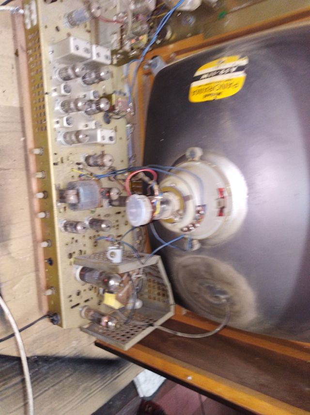 Televisor blanco. y negro