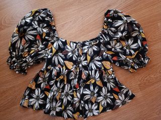 Camisa de flores con mangas cortas abullonadas