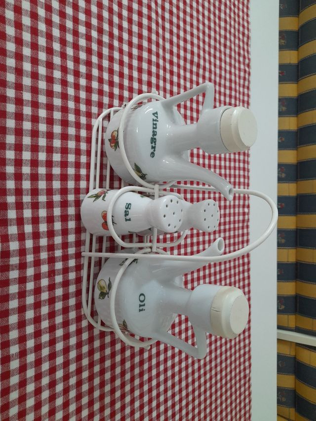 Pentola per olio, vinaigrette, saliera e pepiera