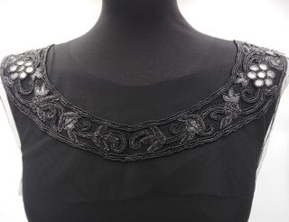 Cuello y espalda strass color negro