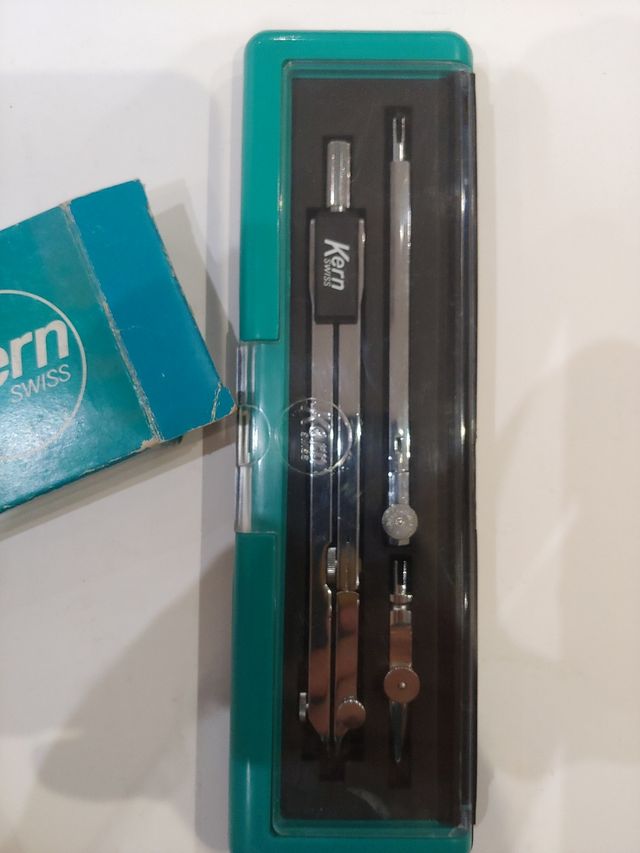 Kern . Compas con tiralineas