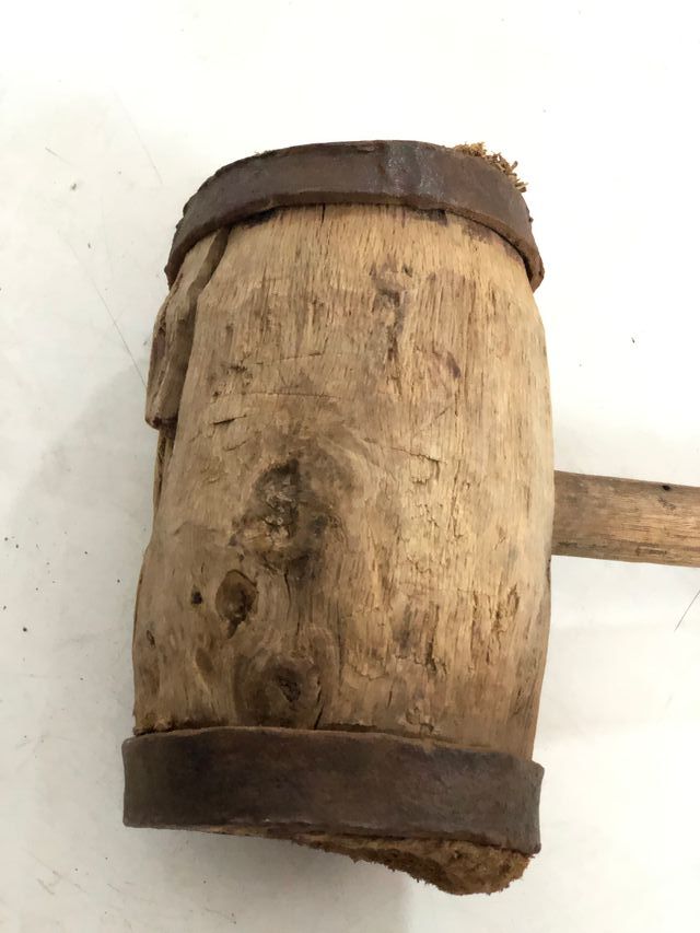 Antigua maza de madera y hierro, 1 m largo