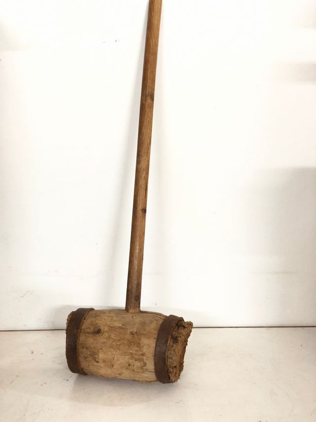 Antigua maza de madera y hierro, 1 m largo