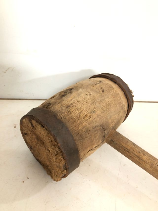 Antigua maza de madera y hierro, 1 m largo