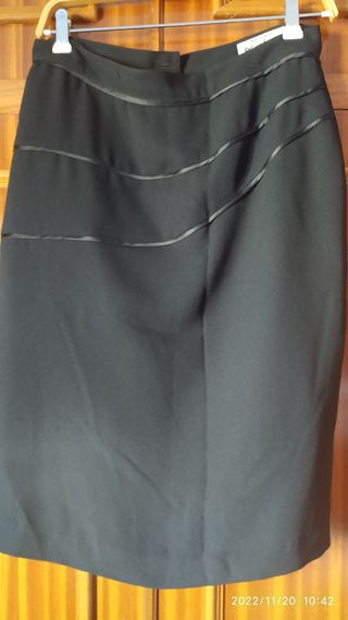 REBAJADA.FALDA RECTA CREP.  CASI SIN USO 2/3 veces