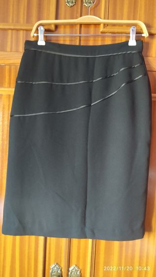 REBAJADA.FALDA RECTA CREP.  CASI SIN USO 2/3 veces