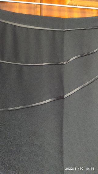 REBAJADA.FALDA RECTA CREP.  CASI SIN USO 2/3 veces