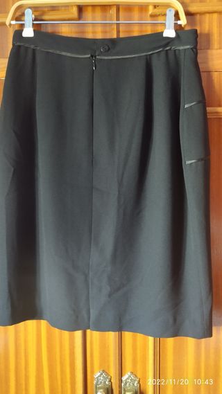 REBAJADA.FALDA RECTA CREP.  CASI SIN USO 2/3 veces