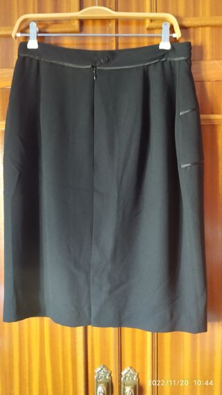 REBAJADA.FALDA RECTA CREP.  CASI SIN USO 2/3 veces