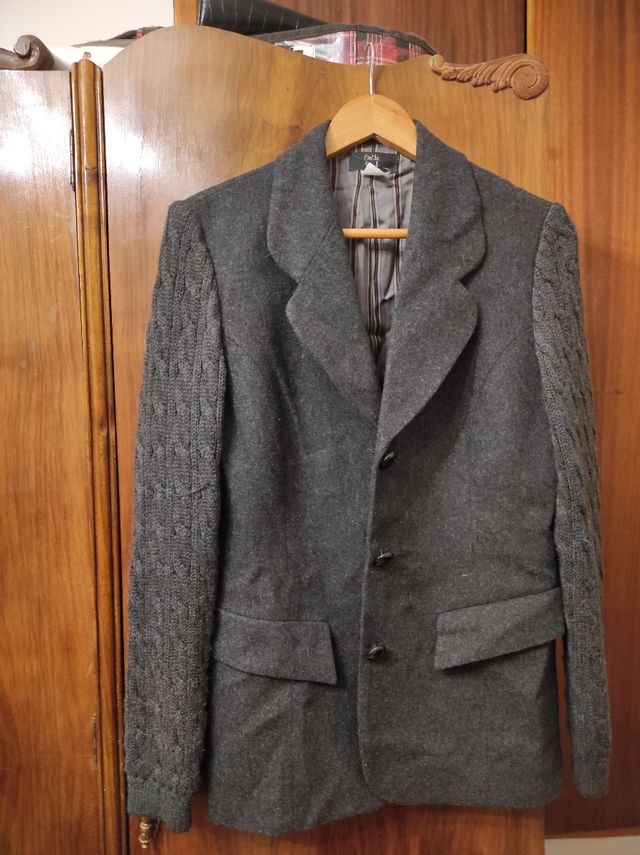 chaqueta gris de lana con mangas de punto