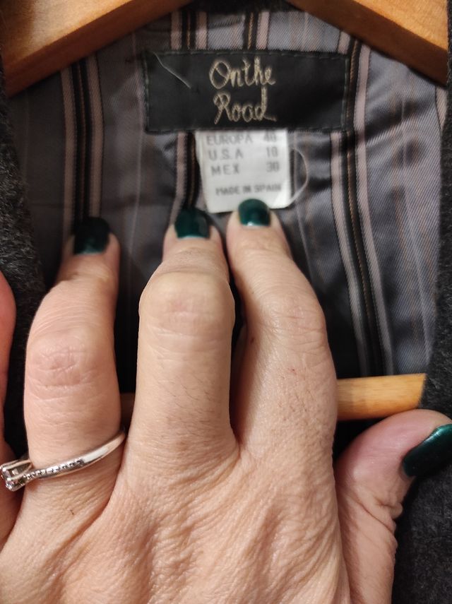 chaqueta gris de lana con mangas de punto