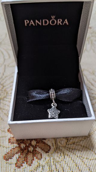 Charm colgante estrella con circonitas de Pandora 