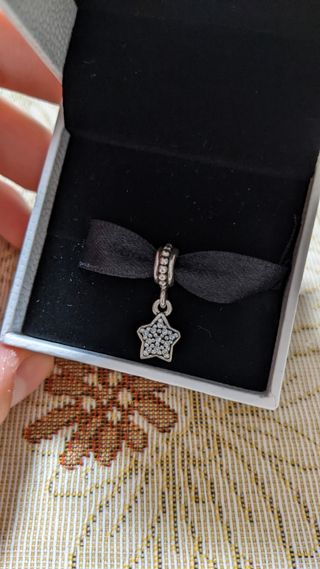 Charm colgante estrella con circonitas de Pandora 