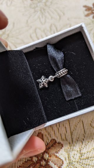 Charm colgante estrella con circonitas de Pandora 