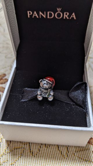 Charm osito navideño de Pandora 