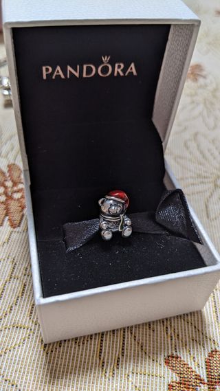 Charm osito navideño de Pandora 