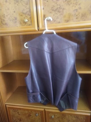  Chaleco de piel marrón