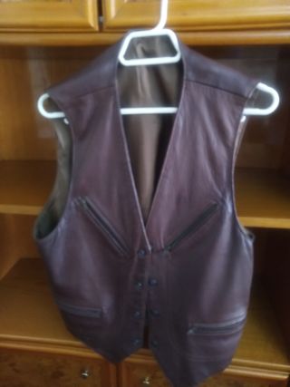  Chaleco de piel marrón