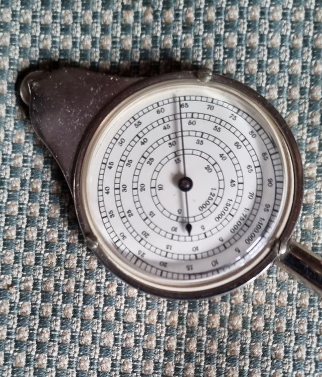 Antiguo medidor de curvas en mapas