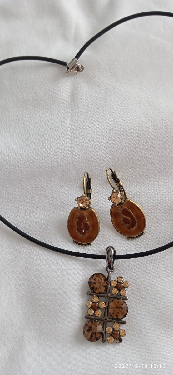 conjunto de gargantilla y pendientes 