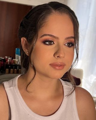 MAQUILLAJE Y PEINADOS