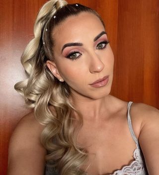 MAQUILLAJE Y PEINADOS