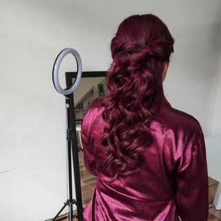 MAQUILLAJE Y PEINADOS