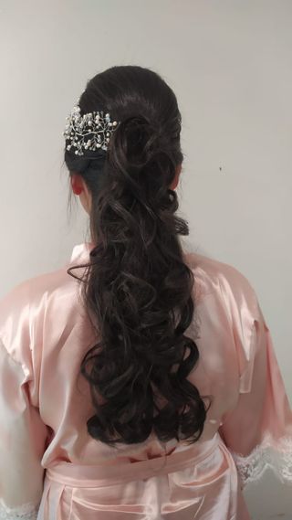 MAQUILLAJE Y PEINADOS