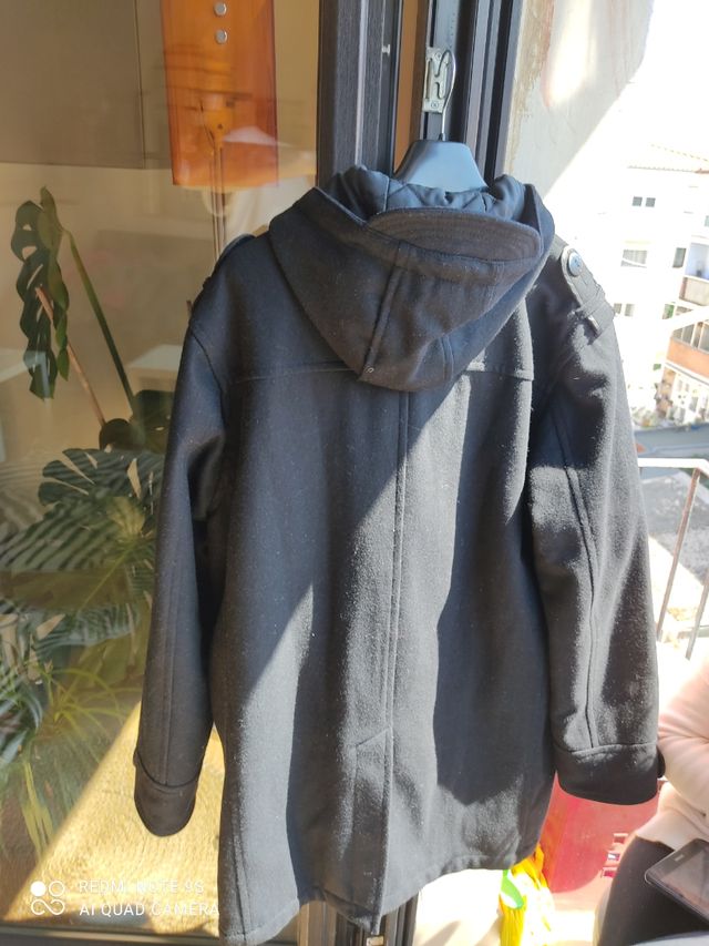 Abrigo con capucha.