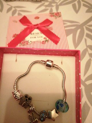 pulsera con 6 charm