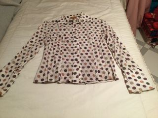 Camisa manga larga de lunares. En muy buen uso. 