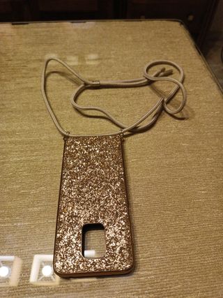 funda móvil con cordón en rosa