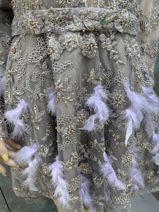 Vestido ,pieza única ,seda ,pedreria y plumas