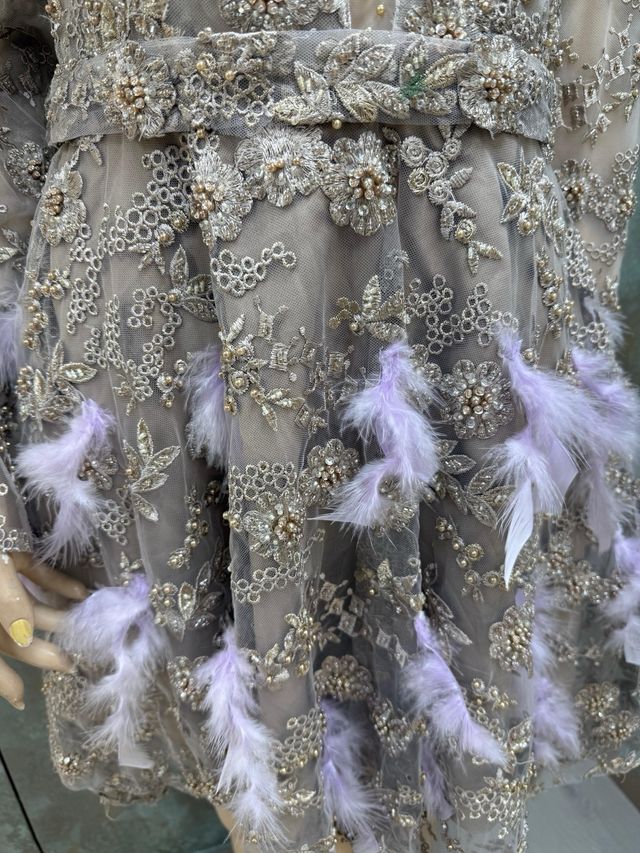 Vestido ,pieza única ,seda ,pedreria y plumas