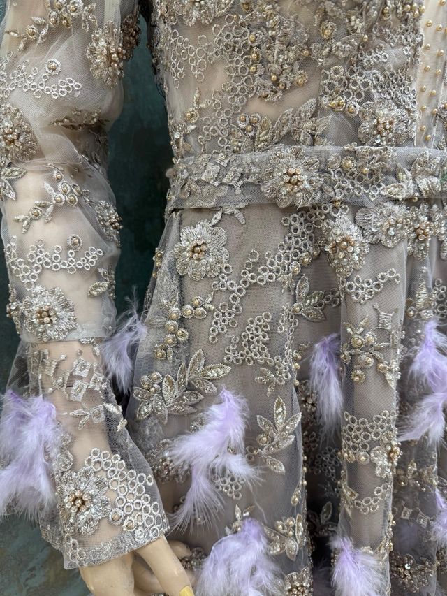 Vestido ,pieza única ,seda ,pedreria y plumas