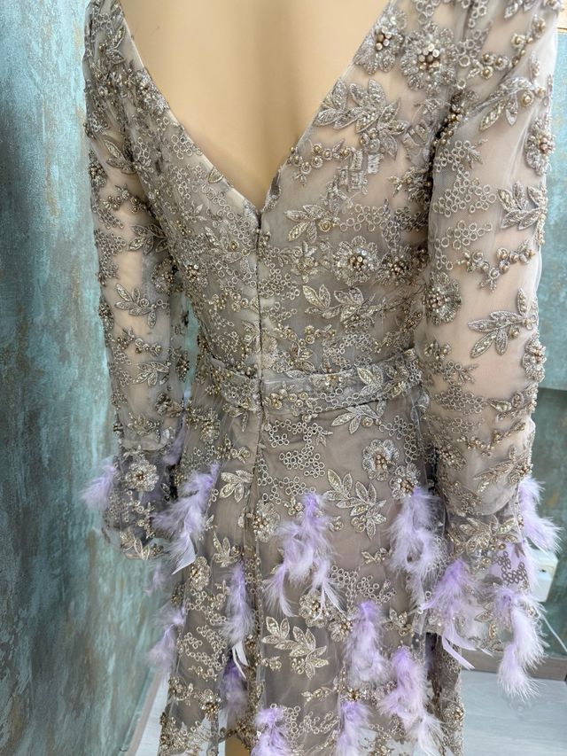 Vestido ,pieza única ,seda ,pedreria y plumas