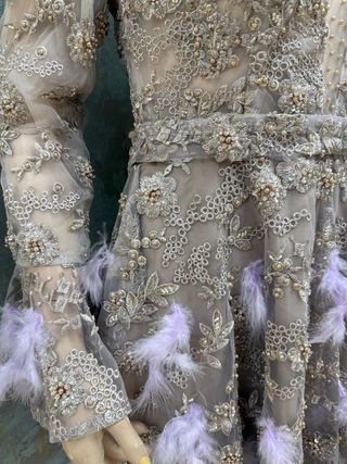 Vestido ,pieza única ,seda ,pedreria y plumas