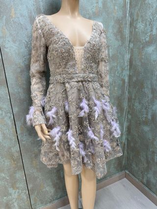 Vestido ,pieza única ,seda ,pedreria y plumas