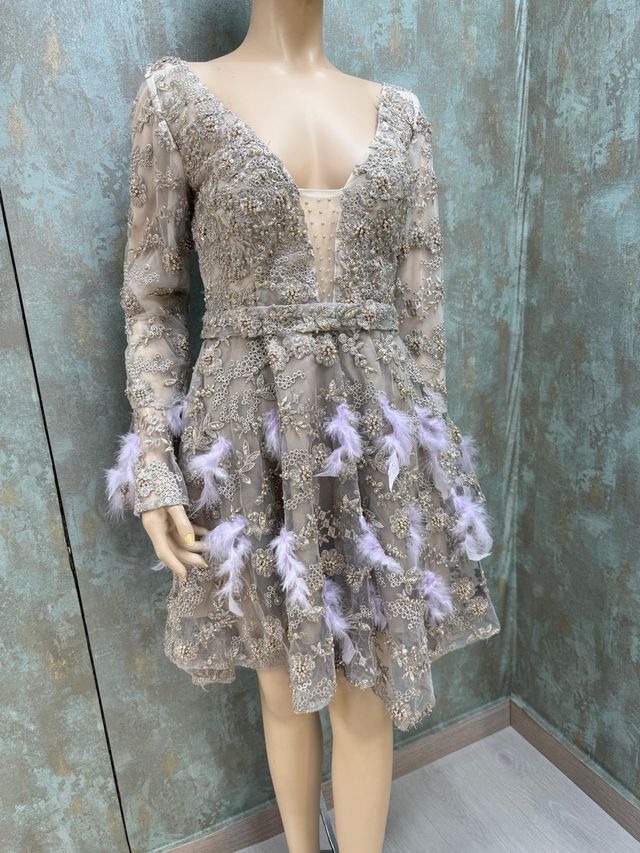 Vestido ,pieza única ,seda ,pedreria y plumas