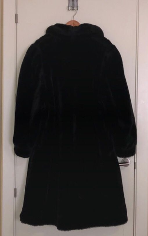 Abrigo Negro Súper Elegante.-