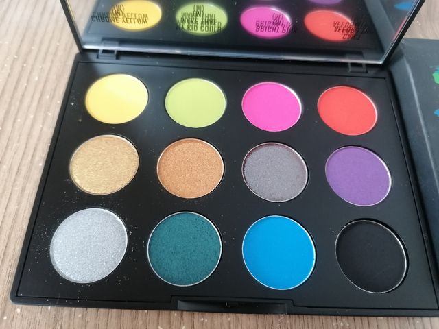 sombra de ojos sin estrenar + 4 mini pintalabios 