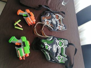 Juego de pistolas Nerf con accesorios. 