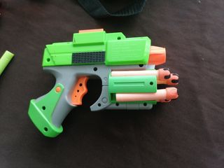 Juego de pistolas Nerf con accesorios. 