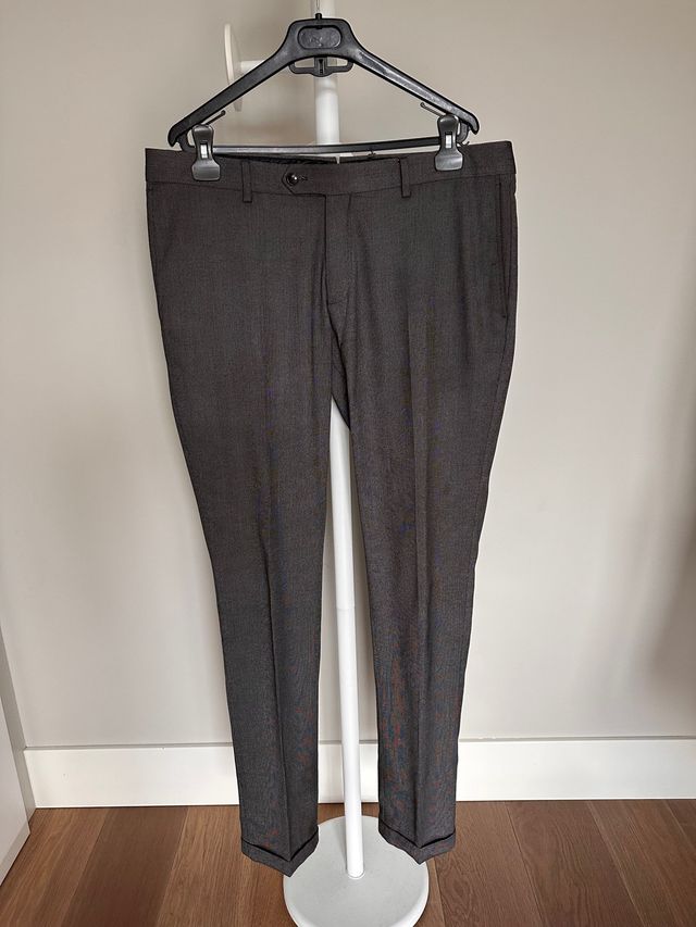 Terno cinza masculino com manchas cinza claro