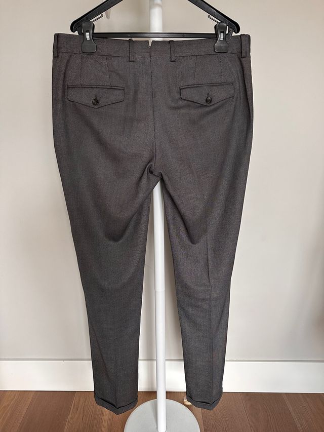 Terno cinza masculino com manchas cinza claro