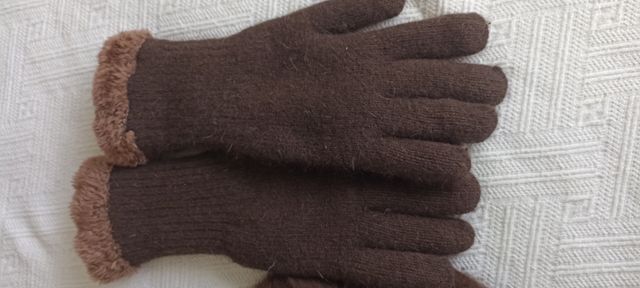 Boina y guantes marrones