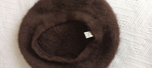 Boina y guantes marrones